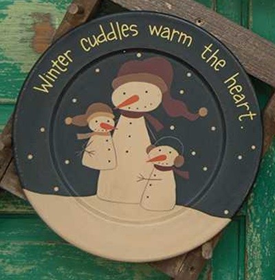 32995W  Winter cuddles warm the heart wood plate 