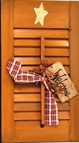 45316N - Wood Shutter Natural with welcome tag, berries and gingham ribbon 45316N - Wood Shutter Natural with welcome tag, berries and gingham ribbon