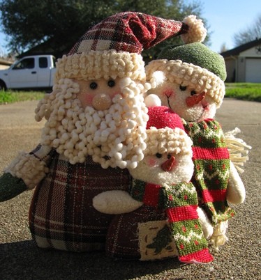 87679SAT-Santa & 2 Snowman Family 