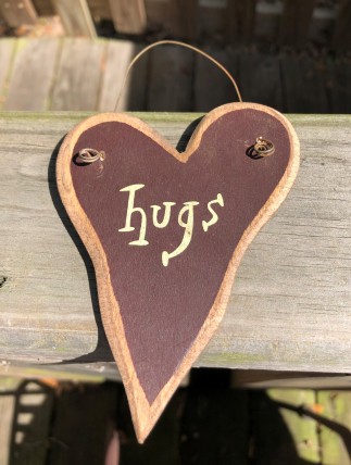 9003H- Hugs wood heart 