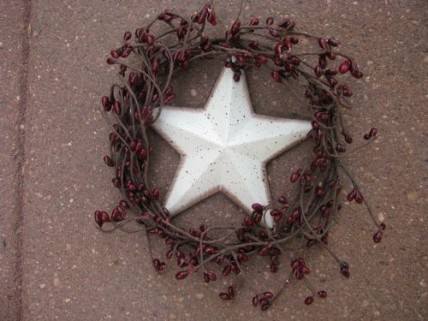 STW4 - Vine Wreath with white star and berries